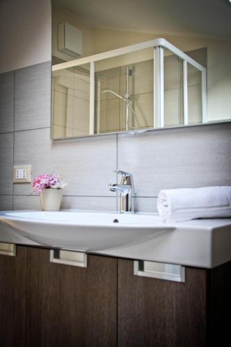 One-Bedroom Apartment with Balcony image 10