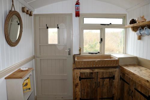 Kitchen, Meadowbeck - Shepherd Huts in Flask
