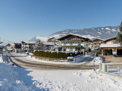  Large mountain view apartment in Piesendorf Walchen Salzburgerland with balcony, Pension in Piesendorf