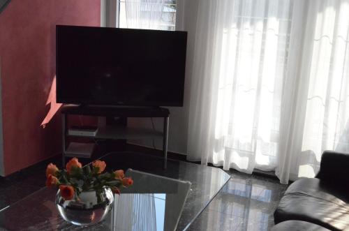 Deluxe Two-Bedroom Apartment image 6