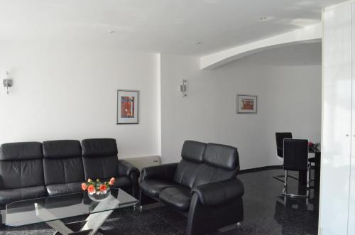 Deluxe Two-Bedroom Apartment image 7