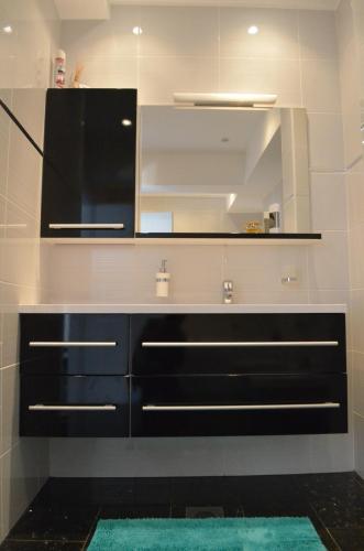 Deluxe Two-Bedroom Apartment image 1