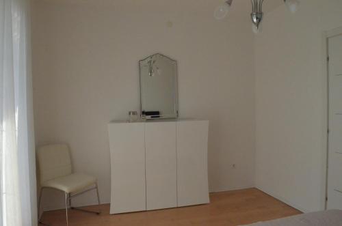 Deluxe Two-Bedroom Apartment image 3