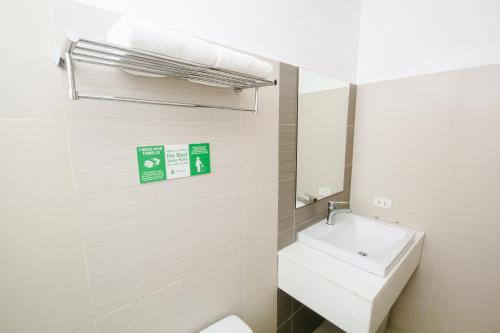 Go Hotels Tacloban Room Type - Queen Room