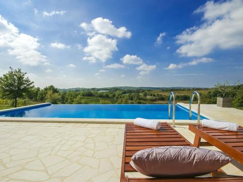  Luxury Villa with Infinity Pool and Scenic Views in Motovun, Pension in Karojba