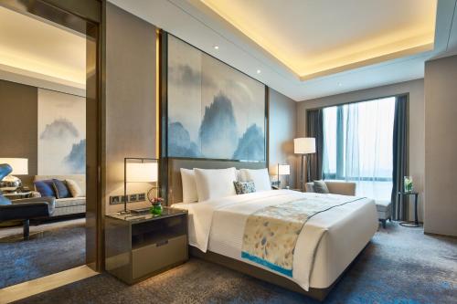 Wanda Realm Shangrao Located in Xinzhou, Wanda Realm Shangrao is a perfect starting point from which to explore Shangrao. Both business travelers and tourists can enjoy the propertys facilities and services. Service-mind