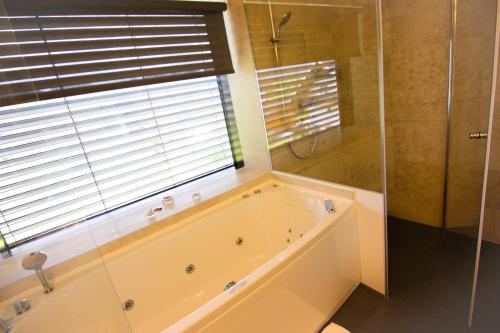 King Suite with Spa Bath image 10