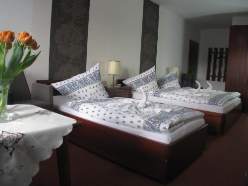 1 queen bed, 1 twin bed
