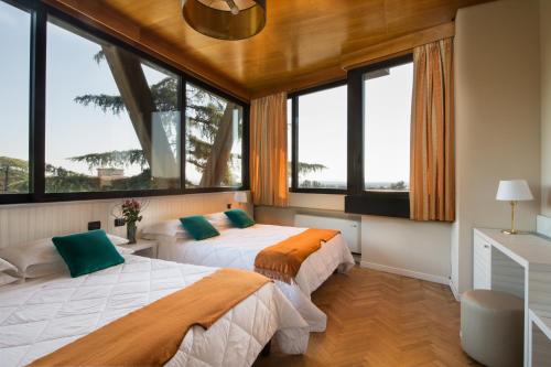 2 queen beds