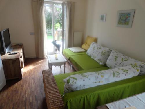 Holzhaus mit gruner Aussicht zum Erholen 10.6km von Rennertshofener Weg entfernt