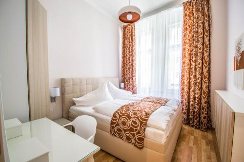 Bourgeois Apartment in Cultural Heritage Building by Ruterra, Praga