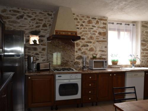 virtuve, Homely Holiday Home in Moriani-Plage with Pool in San Nikolao