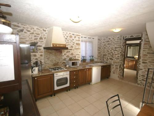 virtuve, Homely Holiday Home in Moriani-Plage with Pool in San Nikolao
