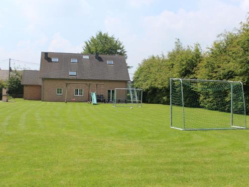  Modern Holiday Home in Robertville with Garden, Unterkunft in Weismes