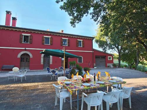  Beautiful farmhouse in the hills near the Adriatic coast, Pension in Serrungarina