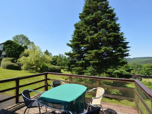 Scenic chalet in Stavelot Francorchamps with balcony, Ferienwohnung in Francorchamps