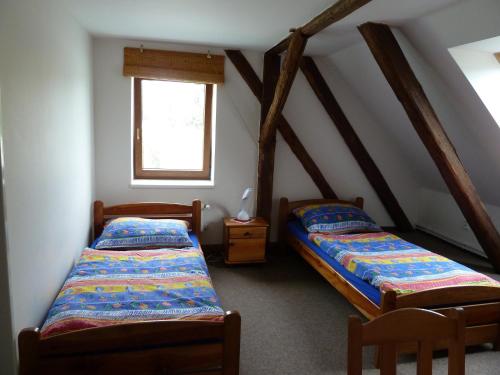 2 twin beds