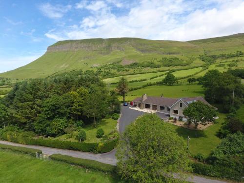 Viesnīcas āriene, Benbulben Farmhouse B&B in Drumcliff