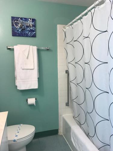 Banana Bungalow West Hollywood Hotel & Hostel - 화장실