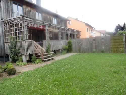 Holzhaus mit grüner Aussicht zum Erholen