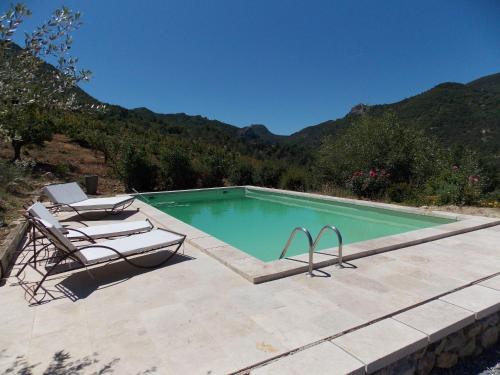 Spacious Holiday Home with Swimming Pool in Montaulieu gîte à louer Le Poët-Sigillat