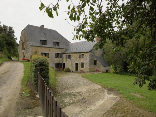 Charming Holiday Home in Soulme with Garden and Terrace gîte à louer Pontaury