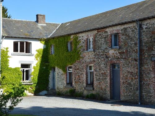  The right wing of the castle of Roumont, Pension in Roumont bei Chênet