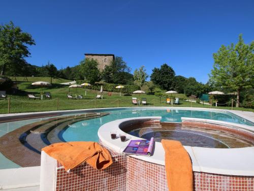 Swimming pool, Belvilla by OYO Orzo in Apecchio