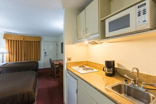 Suburban Extended Stay Hotel Florence - image 13