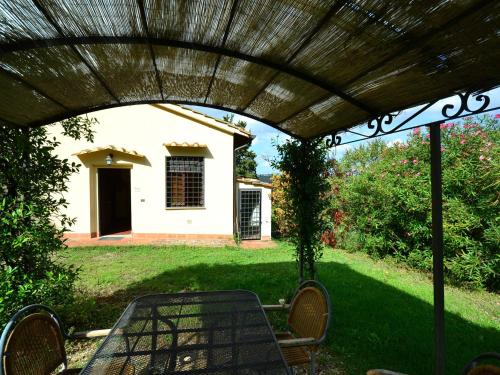  Ravishing apartment in a farmhouse with swimming pool in the Chianti area, Pension in San Casciano in Val di Pesa