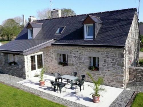Warm Holiday Home at Plozevet Brittany with Lawn gîte à louer Kerlaeron