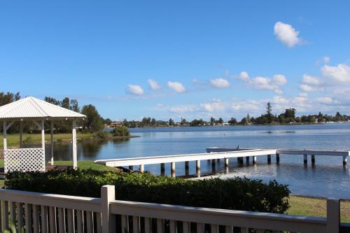 A szálláshely kívülről, Squid's Ink Motel in Macquarie-tó