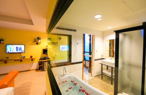 room detail thumbnail 2