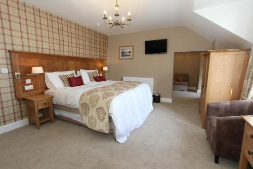 1 king bed, 1 twin bed