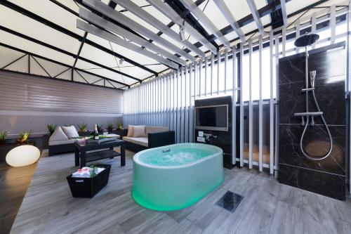 room detail thumbnail 2