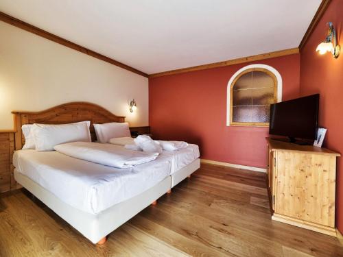 1 queen bed, 1 sofa bed