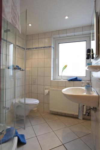 Standard Double Room image 6