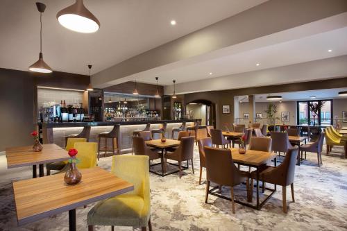 Bar/lounge, Leonardo Hotel East Midlands Airport in Castle Donington