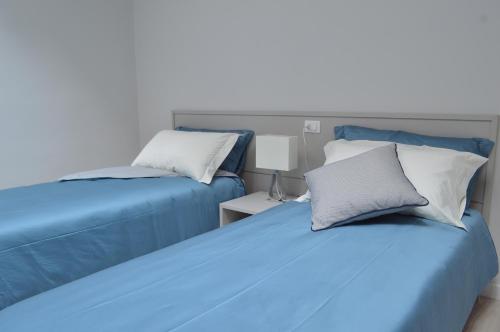 2 twin beds
