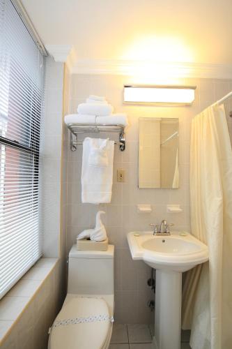 Studio with Two Twin Beds