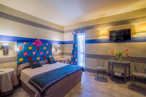 1 queen bed, 2 twin beds