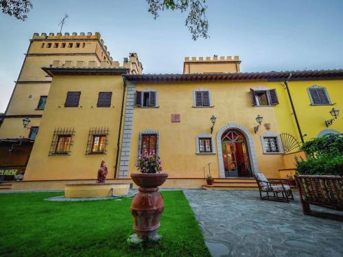 Spacious Villa in Tuscany with a Pool