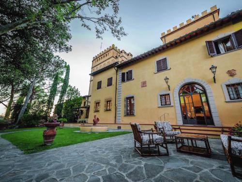 Spacious Villa in Tuscany with a Pool