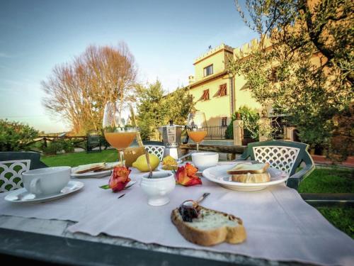 Spacious Villa in Tuscany with a Pool