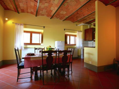 Spacious Farmhouse in Pienza with Swimming Pool