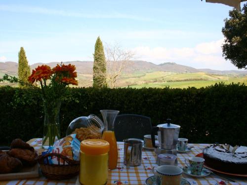 Spacious Farmhouse in Pienza with Swimming Pool