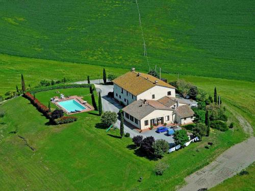  Authentic farmhouse in the Val D Orcia with pool and stunning views, Pension in Contignano