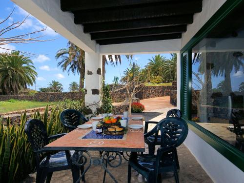 Detached villa with communal swimming pool, located in the north of Lanzarote gîte à louer Máguez