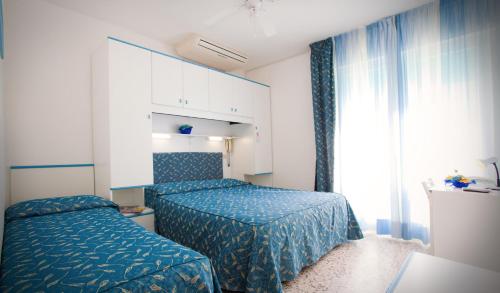 Family Room (2 Adults + 1 Child) with Balcony and Lateral Sea View image 4