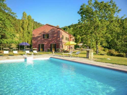  Villa with swimming pool and panoramic view of the Apennines, Pension in Tredozio bei Rocca San Casciano